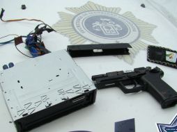 Imagen del arma que portaba el presunto adrón y lo que intentaba robar. ESPECIAL /