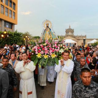 Fieles invaden calle Morelos por misa de la Virgen de Zapopan