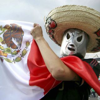 Aficionados retoman ''México creo en ti'' en el Azteca