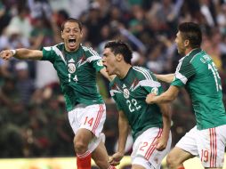 Raúl Jiménez (centro) celebra el gol con el que México saco los tres puntos del Azteca. EFE /