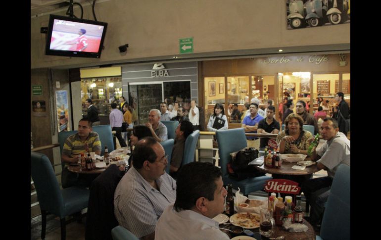 EN diferentes lugares de la ciudad el partido fue seguido con mucha expectación.  /