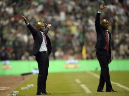 Jorge y Julio César Dely Valdés festejaban el gol del empate del equipo panameño en el partido. AFP /