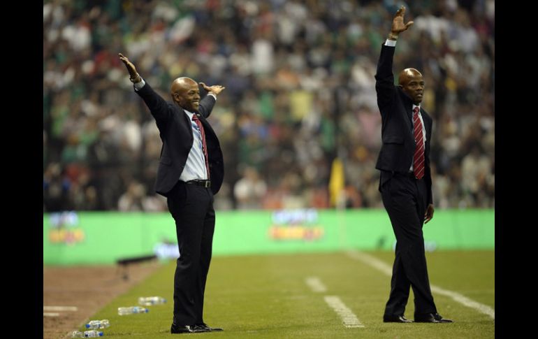 Jorge y Julio César Dely Valdés festejaban el gol del empate del equipo panameño en el partido. AFP /