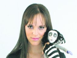 La autora de la trilogía gótica planea publicar el próximo año su cuarta novela, con una temática sombría. ESPECIAL /