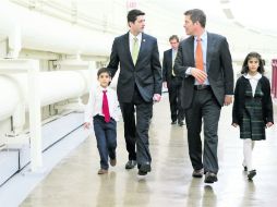 Paul Ryan (izquierda), presidente del Comité de Finanzas, acompaña al senador republicano,  Sean Duffy para entrevistarse con Obama. AFP /