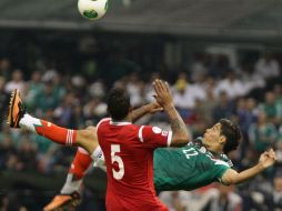 Momento de la chilena que siginificó el 2-1 a favor de México. EFE /