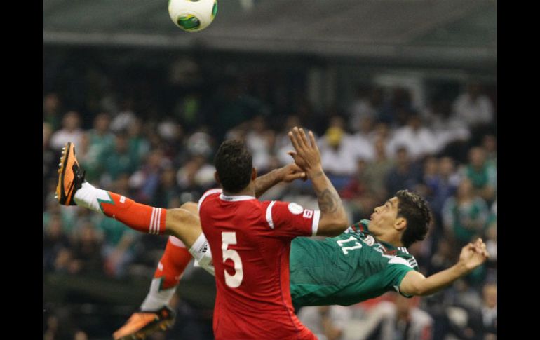 Momento de la chilena que siginificó el 2-1 a favor de México. EFE /