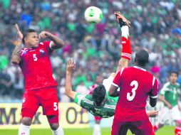 Raúl Jiménez salvó lo que pintaba como una noche catastrófica. AP /