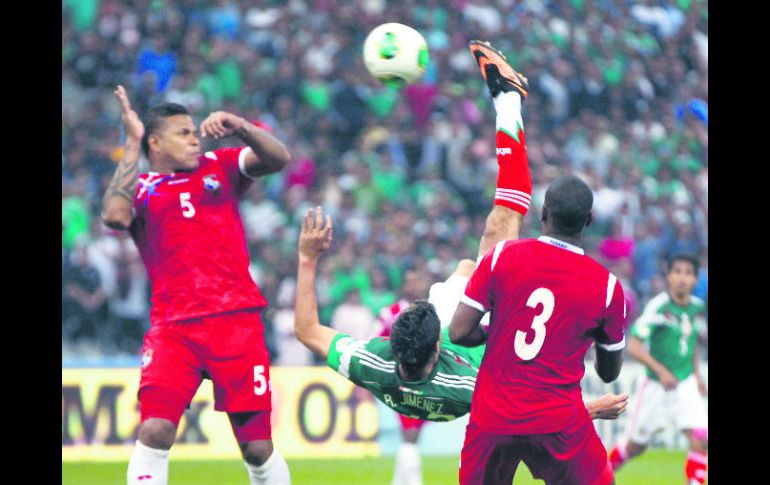 Raúl Jiménez salvó lo que pintaba como una noche catastrófica. AP /