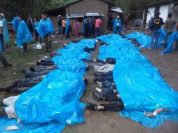 Autoridades peruanas realizaron el levantamiento de los cadáveres. AP /