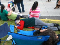 Algunos ''romeros'' durmieron sobre las banquetas.  /