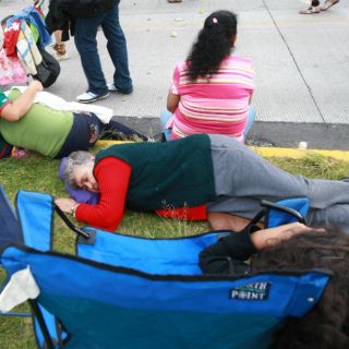 Una plancha de concreto como cama para los fieles