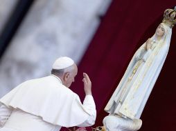 El Papa reza ante una imagen de la virgen María. EFE /
