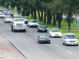 La carga vehicular en la vía es muy intensa.  /