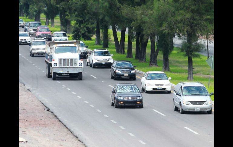 La carga vehicular en la vía es muy intensa.  /