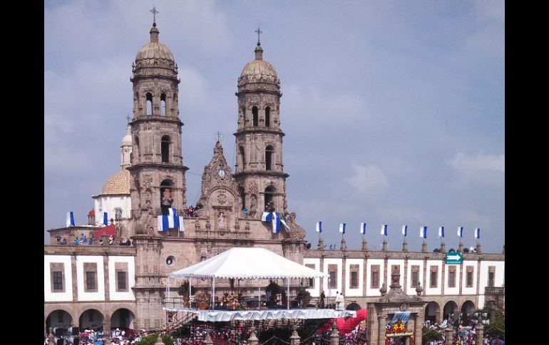 La Plaza Juan Pablo II lució repleta; Christopher Pierre, nuncio apostólico en México, encabezó la homilía.  /