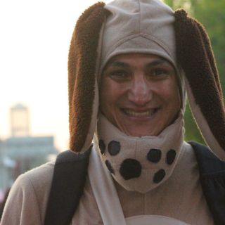 Se puso su disfraz de perro y se fue a la Romería