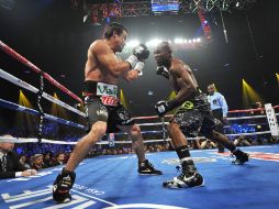 Márquez (izq) buscó en todo momento llevarse el combate ante el norteamericano pero no fue suficiente. AFP /