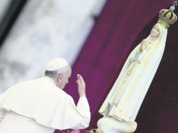 El Obispo de Roma dedica unos minutos de oración a la Virgen de Fátima, en el marco de la jornada Mariana del año de la Fe. EFE /
