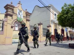 Patrulla militar en Buenavista Tomatlán. El Acuerdo por Michoacán no ha frenado la violencia en la región.  /