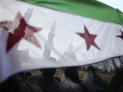 Bandera revolucionaria Siria durante una protesta. AP /