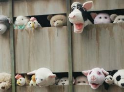 ''Las sirenas de los corderos'' representa a una granja que está siendo llevada al   matadero. ESPECIAL /