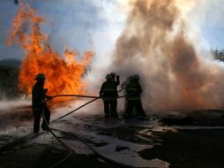 Miembros de Protección Civil y de la SSP del lugar controlaron el fuego producido en una toma clandestina. ARCHIVO /