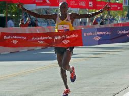 El keniano Dennis Kimetto cruza la línea final del Maratón en Chicago, en primer lugar. AP /