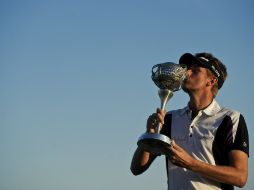 David Lynn besa el trofeo después de ganar Tour Europeo. AFP /