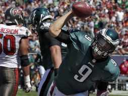 Nick Foles (9) celebra la anotación que consiguió por tierra frente a los Bucaneros. AP /