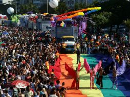Desfilan carrozas formando una alegre caravana animada en todo momento por música y personas bailando. EFE /