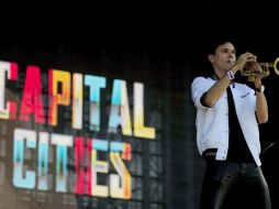 La agrupación se luce en el segundo día del festival y deleita a sus fanáticos. AFP /