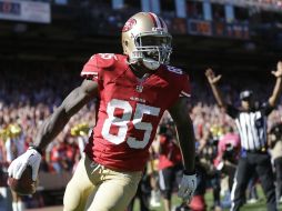 Vernon Davis sonríe tras atrapar una de las dos recepciones que tuvo por recepción. AP /