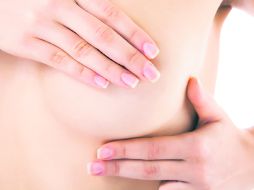 En casa. La autoexploración es fundamental para monitorear la salud y evitar complicaciones posteriores. ESPECIAL /