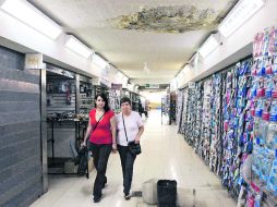 Daños por humedad en Plaza Guadalajara. Según Protección Civil, hay por lo menos otros onche puntos que obligan a extremar medidas.  /