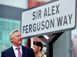Sir Alex posa junto al letrero en el que ha quedado inmortalizado. AFP /