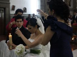 La idea de firmar un papel y participar en una ceremonia religiosa ya no es tan atractiva. ARCHIVO /