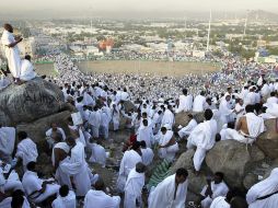 Decenas de peregrinos musulmanes oran en la cima del monte Arafat. EFE /