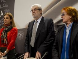 El presidente del Grupo Planeta, José Manuel Lara (c) junto a las miembros del jurado. EFE /