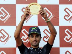 El ciclista español Beñat Intxausti celebra en el podium después de haber ganado el Tour. AFP /