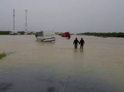 Protección Civil logra rescatar a 77 pasajeros que viajaban en autobuses varados por las inundaciones. TOMADA DE @huidoz  /