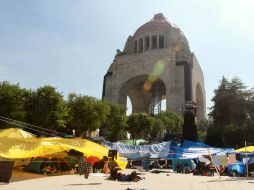 Los maestros en el Monumento a la Revolución podrían emprender acciones en accesos carreteros. ARCHIVO /