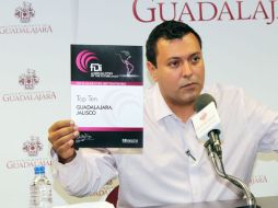 El Secretaría de Promoción Económica tapatía, Pedro Ruíz Gutiérrez, muestra la edición de revista FDI Intelligence.  /