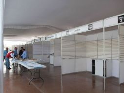 Más de 250 empleados del área de Logística y Equipamiento realizaron la instalación de las estructuras. NTX /