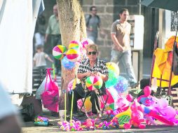 La escena diaria en el primer cuadro tapatío. Grupos de ambulantes persisten en varios sitios del Centro y venden, inclusive, piratería  /