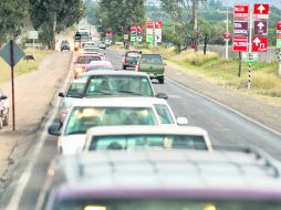 El alcalde prometió que para el próximo año habrá más dinero para reparar esta carretera que se volvió vía urbana.  /