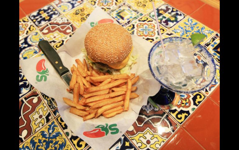 Cuando se habla de comida de baja calidad se usa la expresión ''comida chatarra''. ARCHIVO /