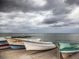 Unas embarcaciones permanecen en tierra en la Paz, Baja California Sur. EFE /