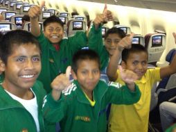 Aquí los pequeños emocionados cuando viajaban a Sudamérica. ESPECIAL /
