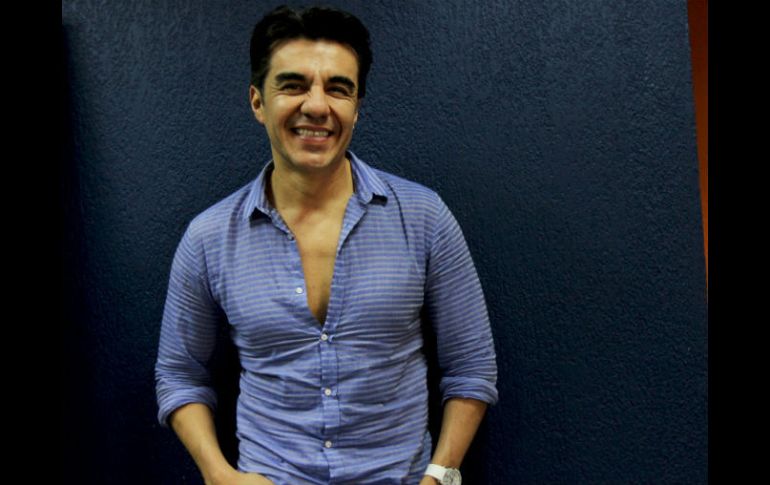 Adrián no vive en una burbuja; siente que su trabajo es importante para la sociedad.  /